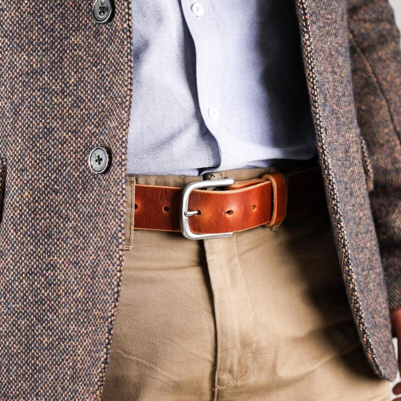 Axel läderbälte brun jacka närbild höger