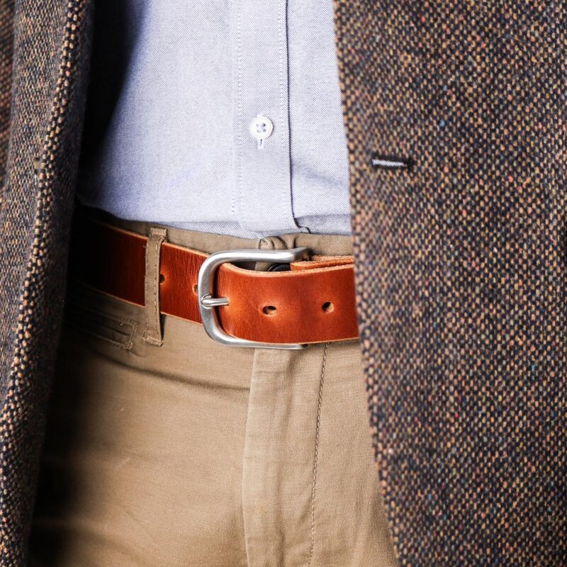 Axel läderbälte brun jacka närbild vänster