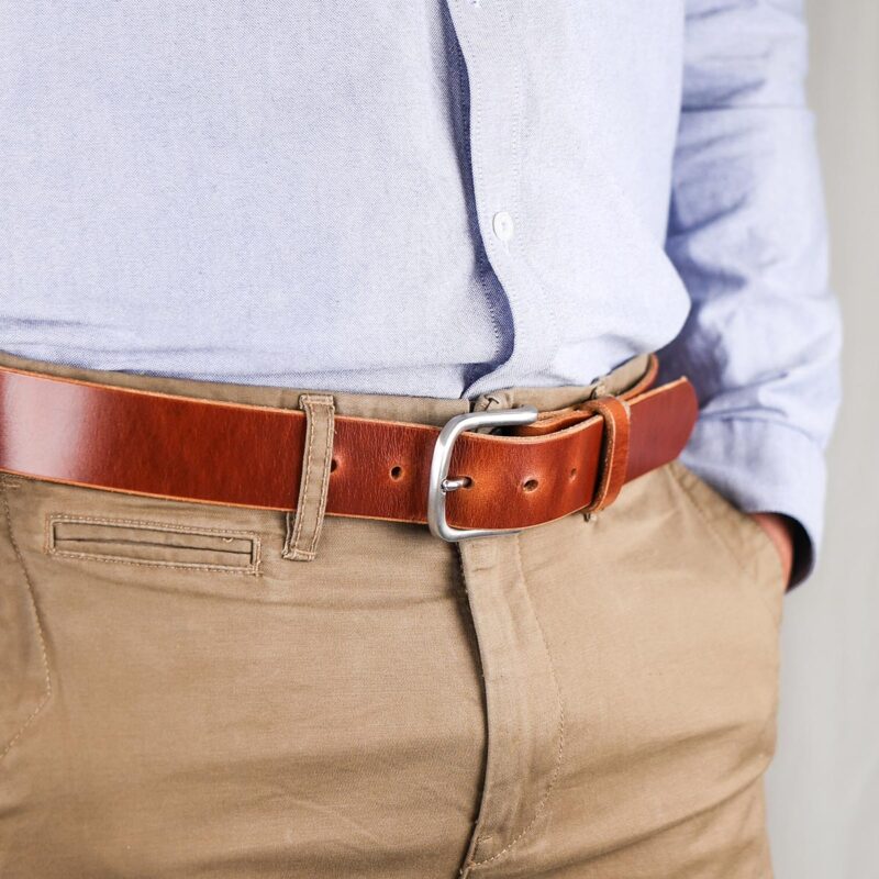 Axel läderbälte brun närbild höger