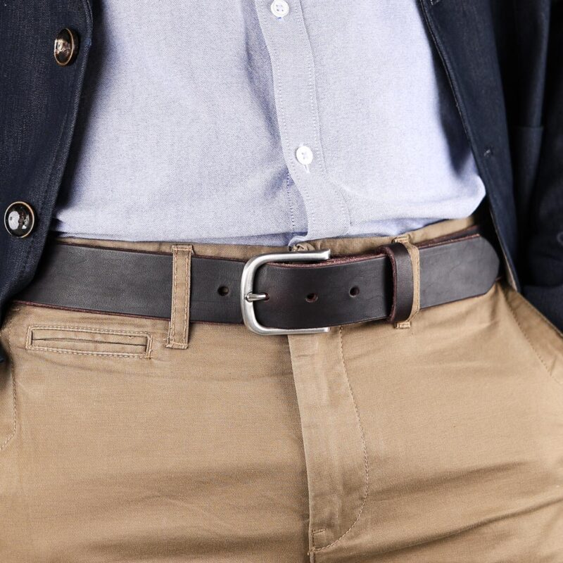 Axel läderbälte mörkbrun jacka närbild höger