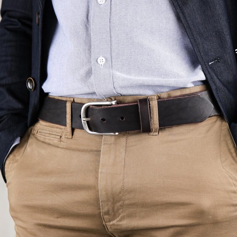 Axel läderbälte mörkbrun jacka närbild vänster