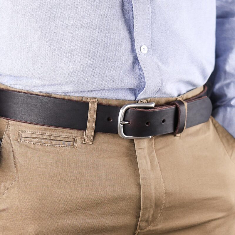 Axel läderbälte mörkbrun närbild höger