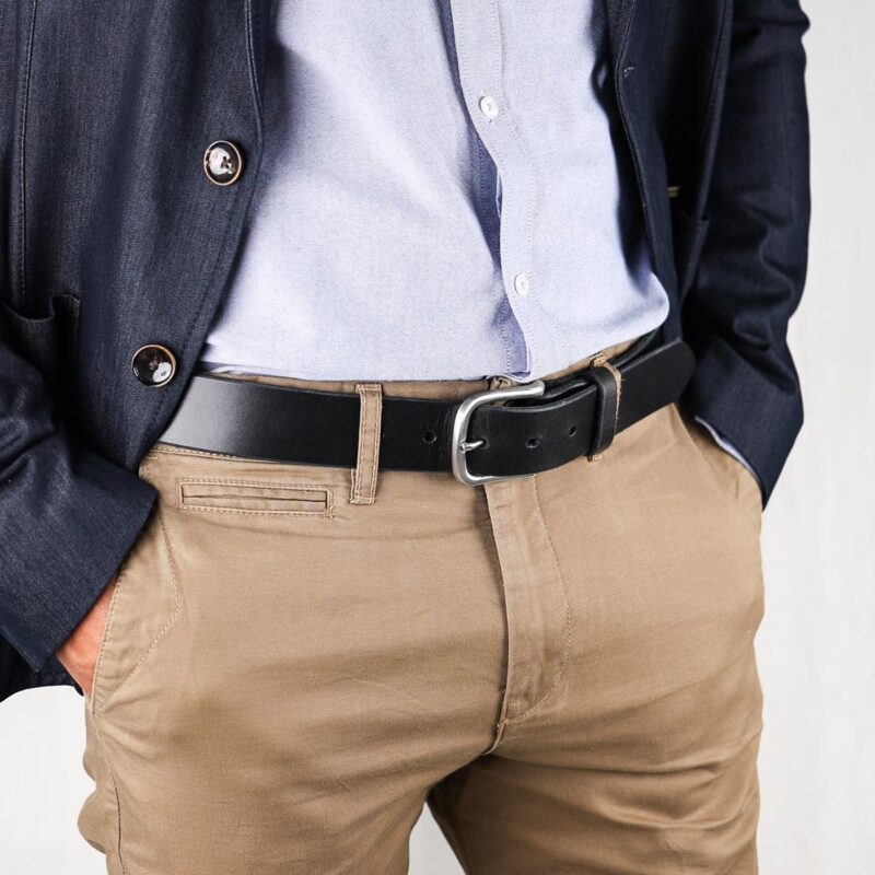 Axel läderbälte svart jacka närbild höger