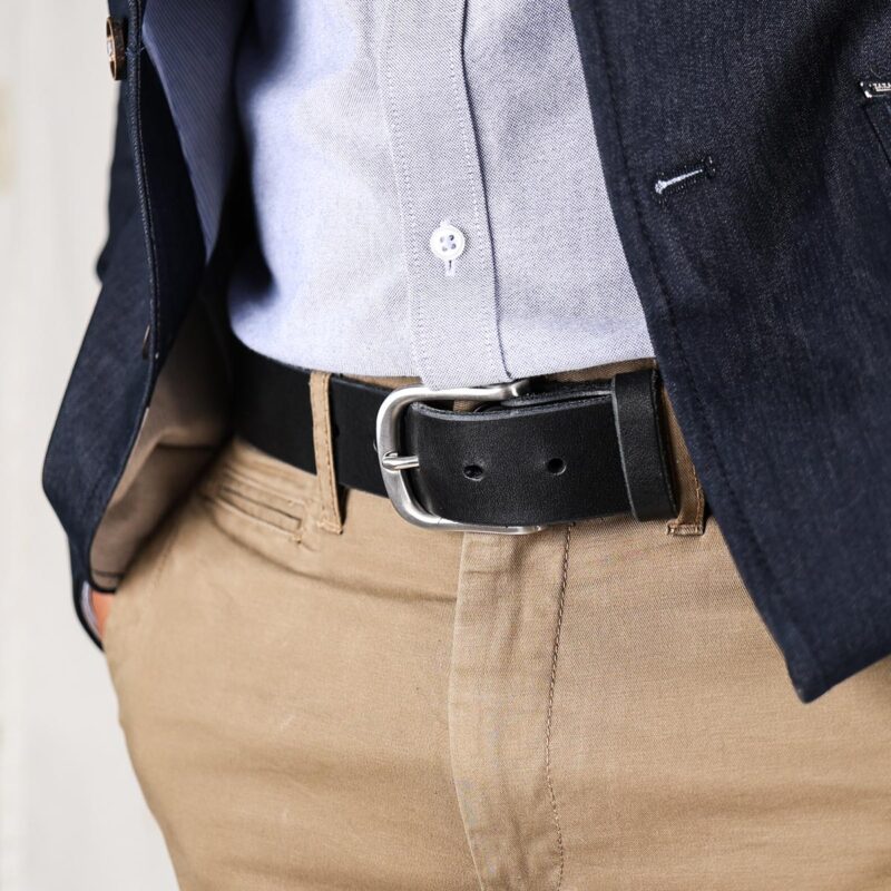Axel läderbälte svart jacka närbild vänster