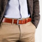 Erik läderbälte brun jacka närbild höger