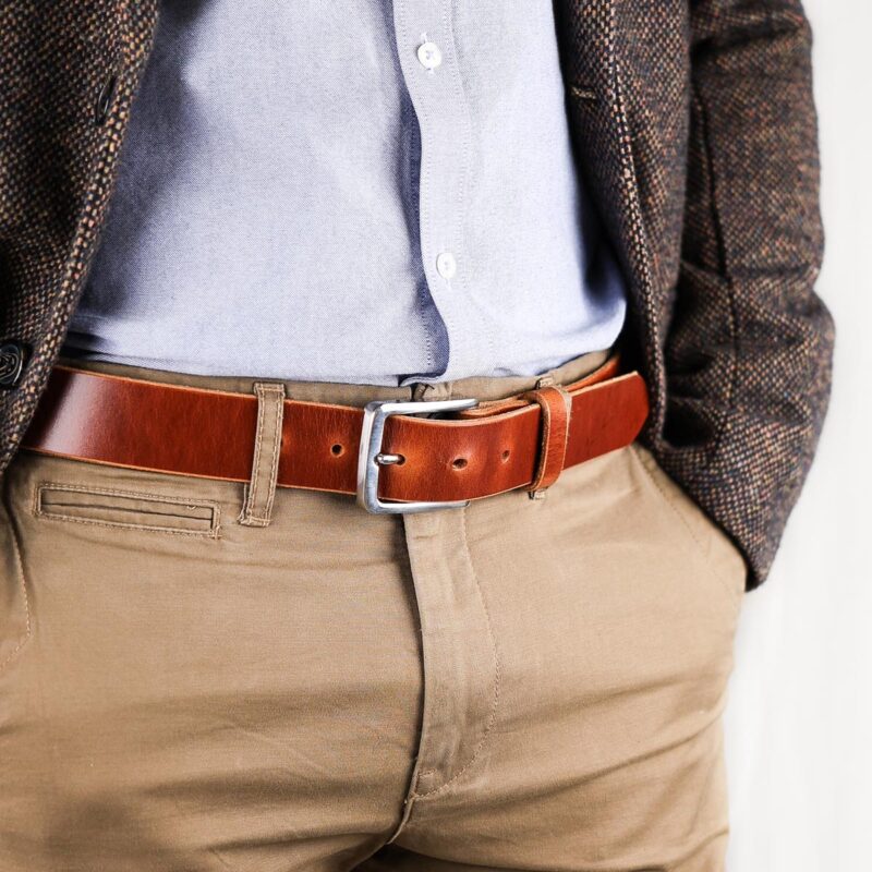 Erik läderbälte brun jacka närbild höger