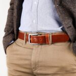 Erik läderbälte brun jacka närbild vänster