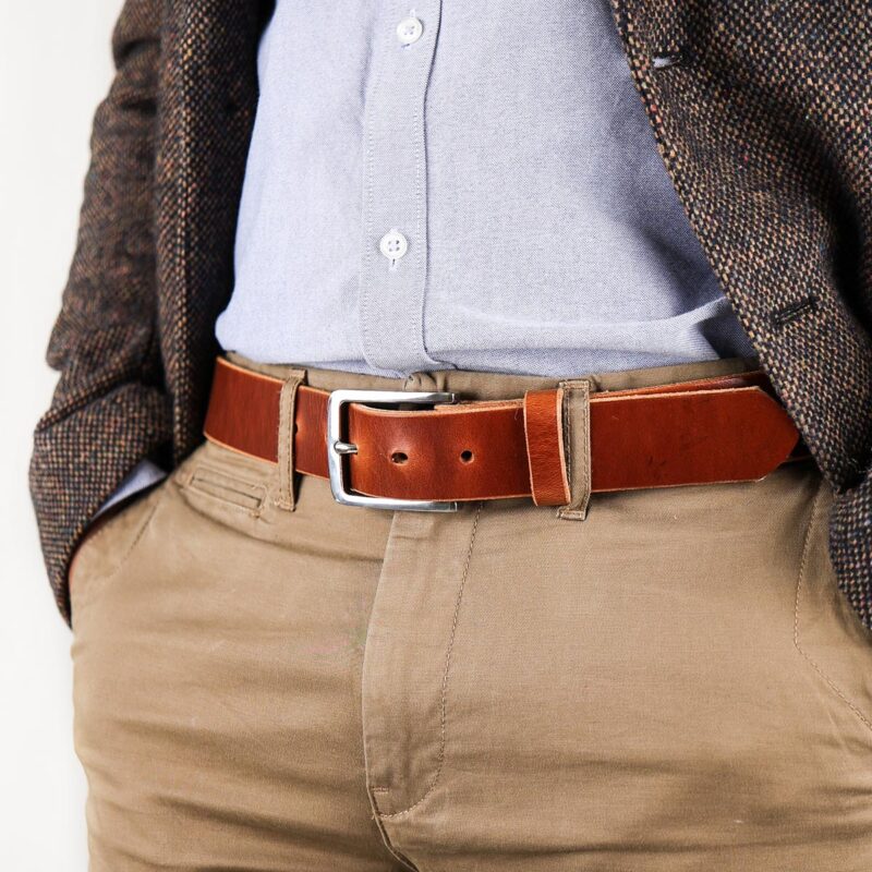 Erik läderbälte brun jacka närbild vänster