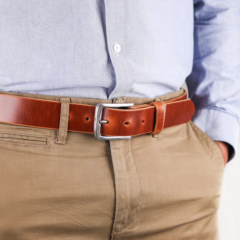 Erik läderbälte brun närbild höger