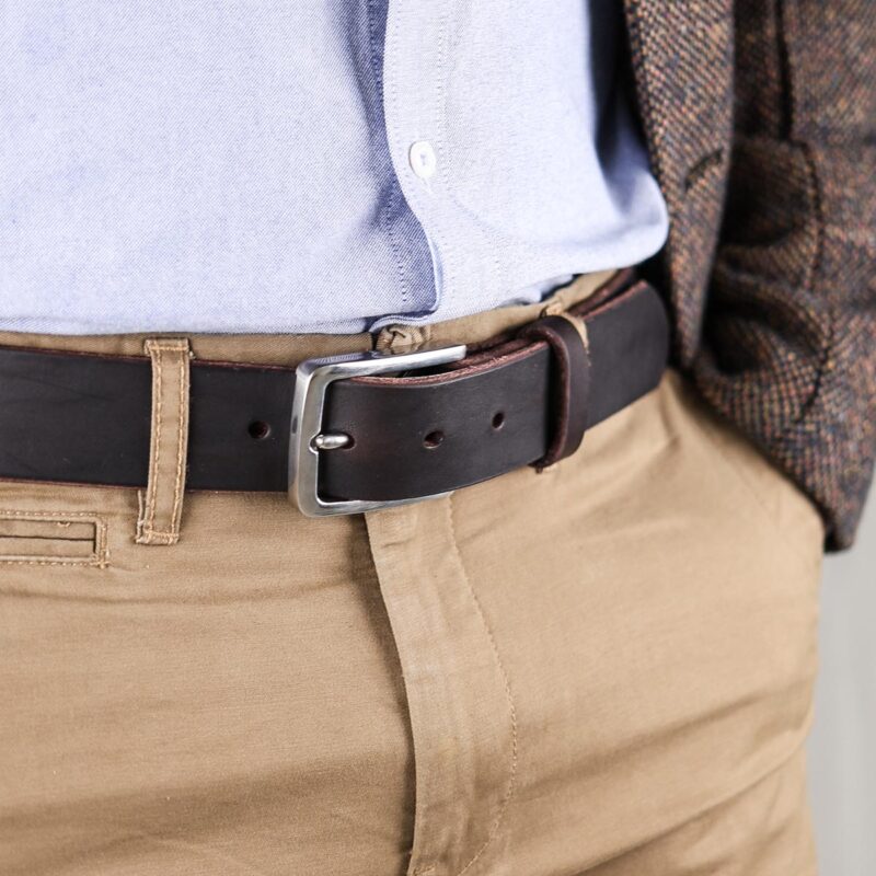 Erik läderbälte mörkbrun jacka närbild höger