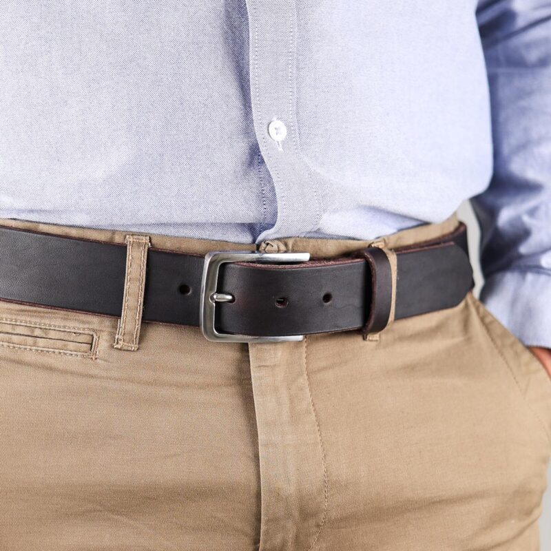 Erik läderbälte mörkbrun närbild höger