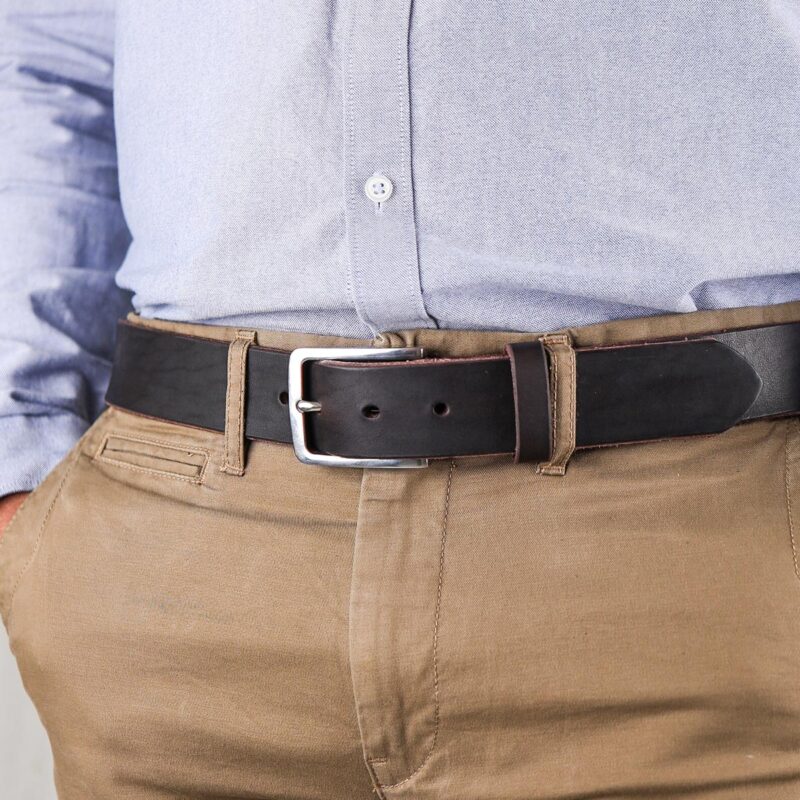 Erik läderbälte mörkbrun närbild vänster