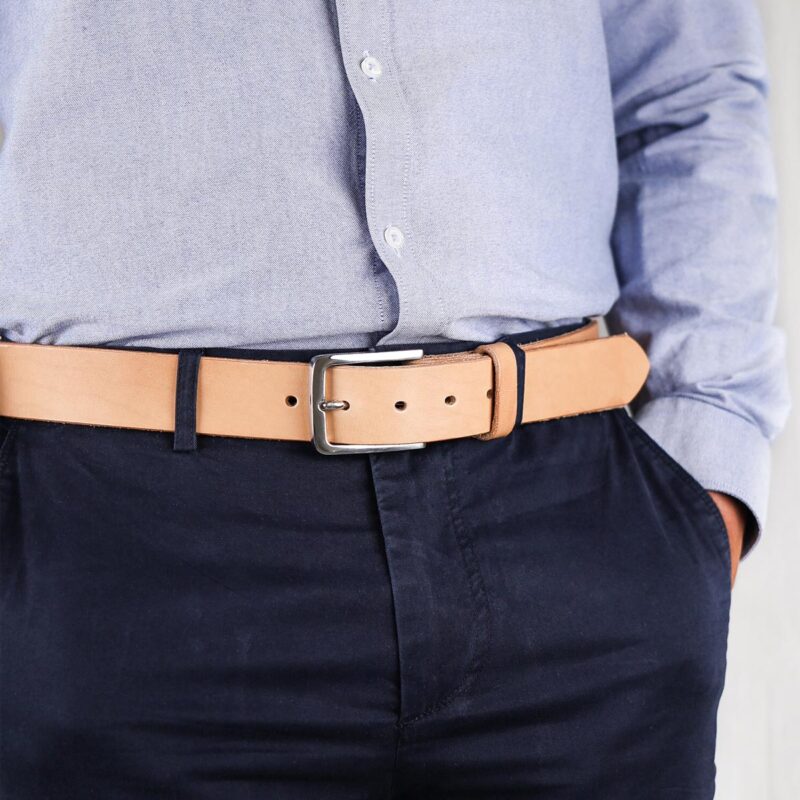 Erik läderbälte natur närbild höger