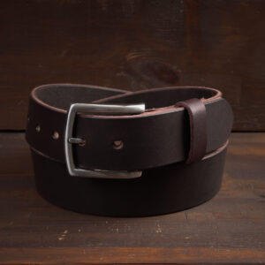 Klassiskt mörkbrunt läderbälte med rostfritt stålspänne