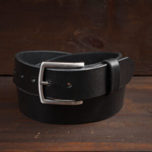 Klassiskt svart läderbälte med rostfritt stålspänne