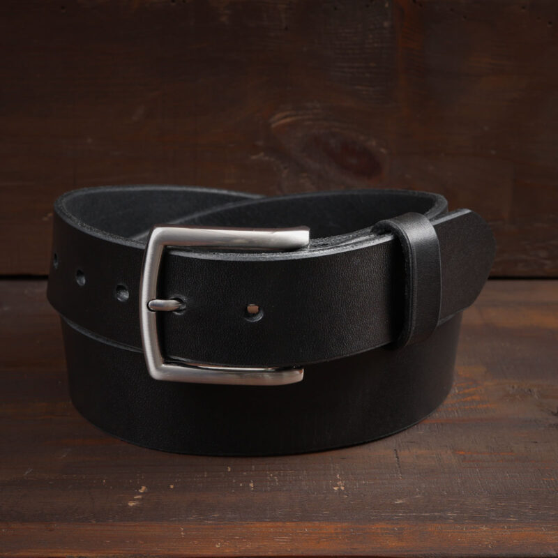 Klassiskt svart läderbälte med rostfritt stålspänne