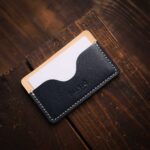 Minimalistisk korthållare blå natur med kort