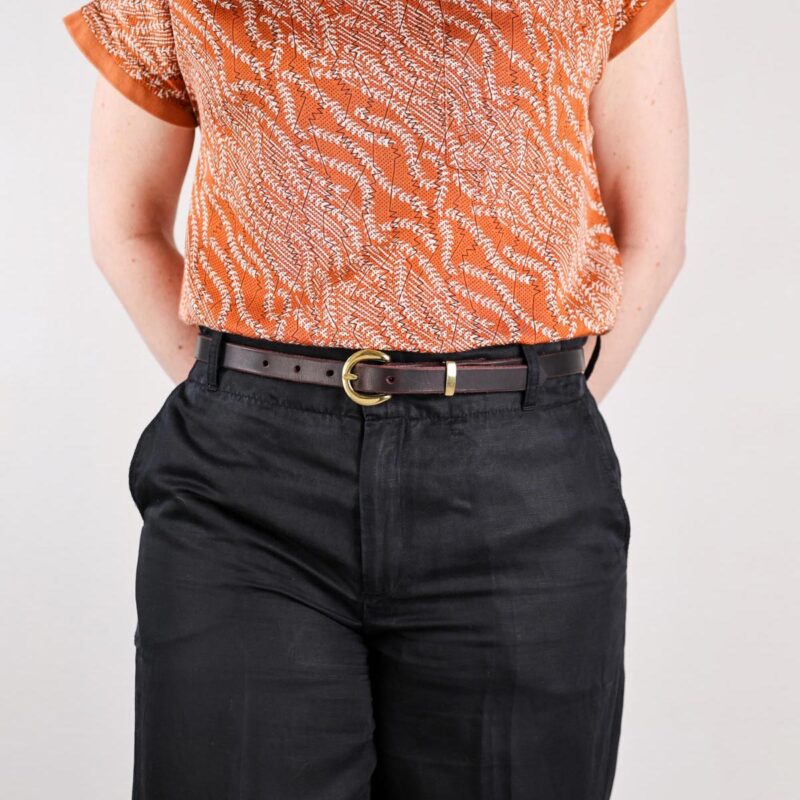 Nora Extra Smalt Läderbälte mörkbrunt pant left