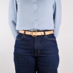 Nora Smalt Läderbälte Natur shirt front