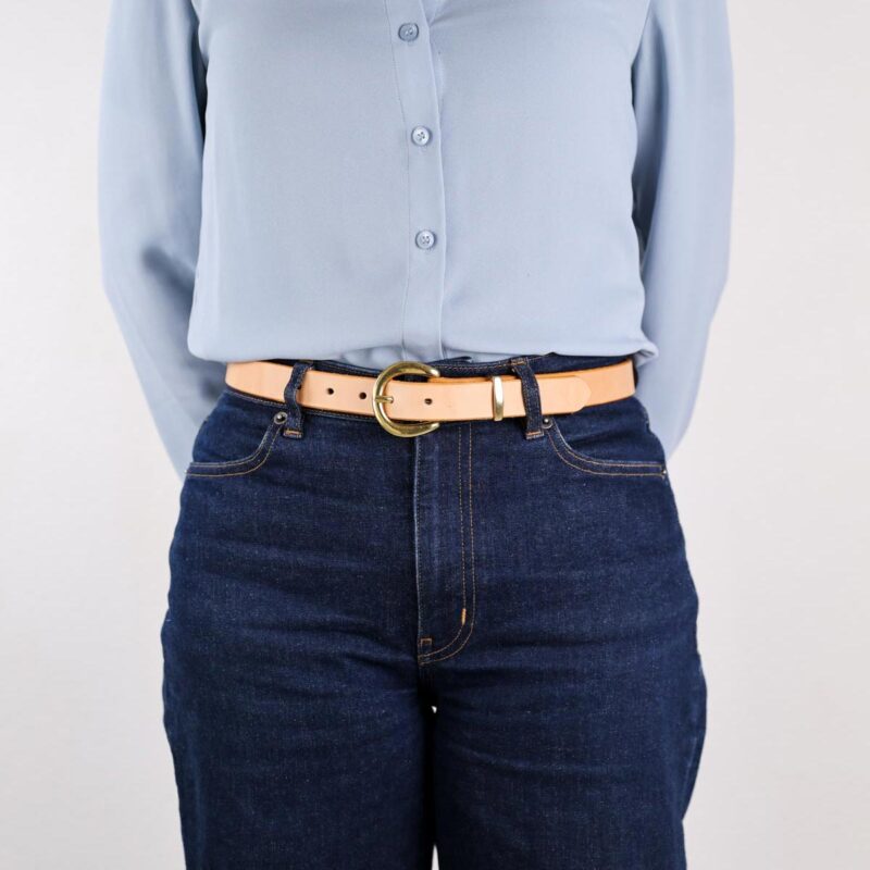 Nora Smalt Läderbälte Natur shirt front
