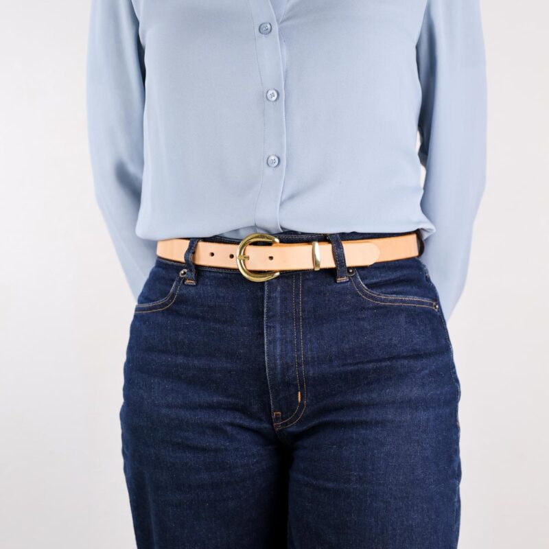 Nora Smalt Läderbälte Natur shirt Right