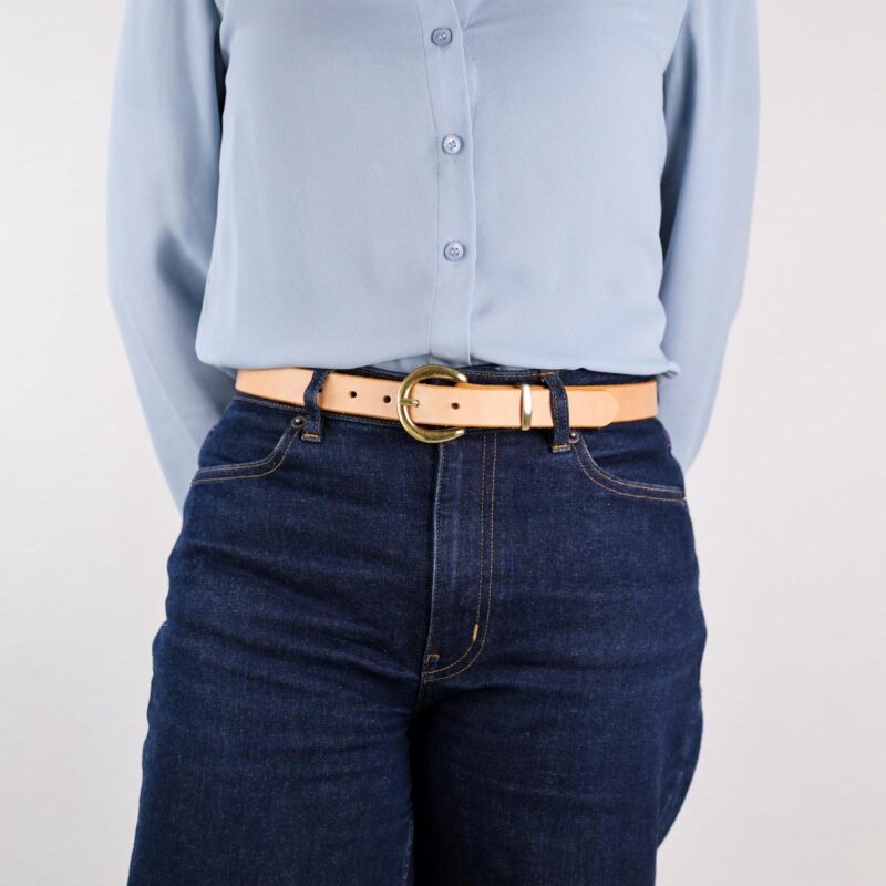 Nora Smalt Läderbälte Natur shirt left