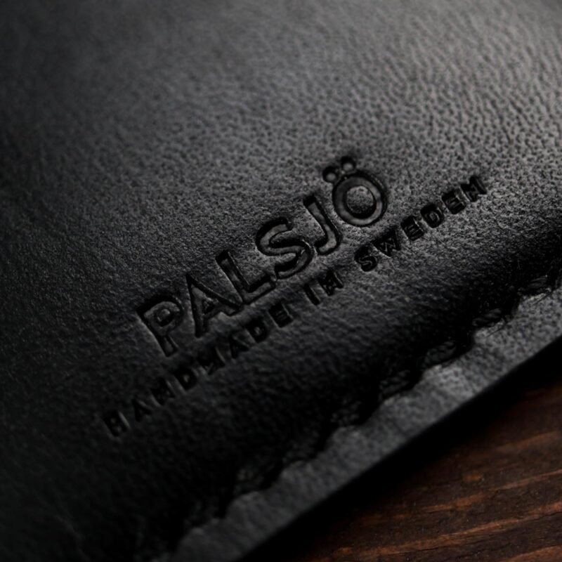 Nr. 62 läderplånbok dark edition-logo-detail
