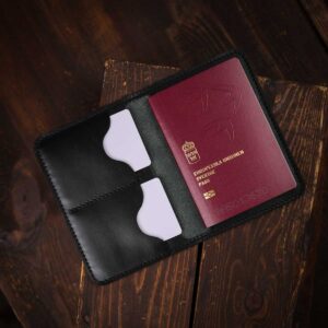 Passfodral i läder svart med pass och kort