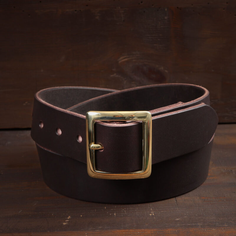 Sam mörkbrunt läderbälte med mässingsspänne