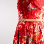 Sara Extra Smalt Läderbälte Natur med Silverspänne dress closeup