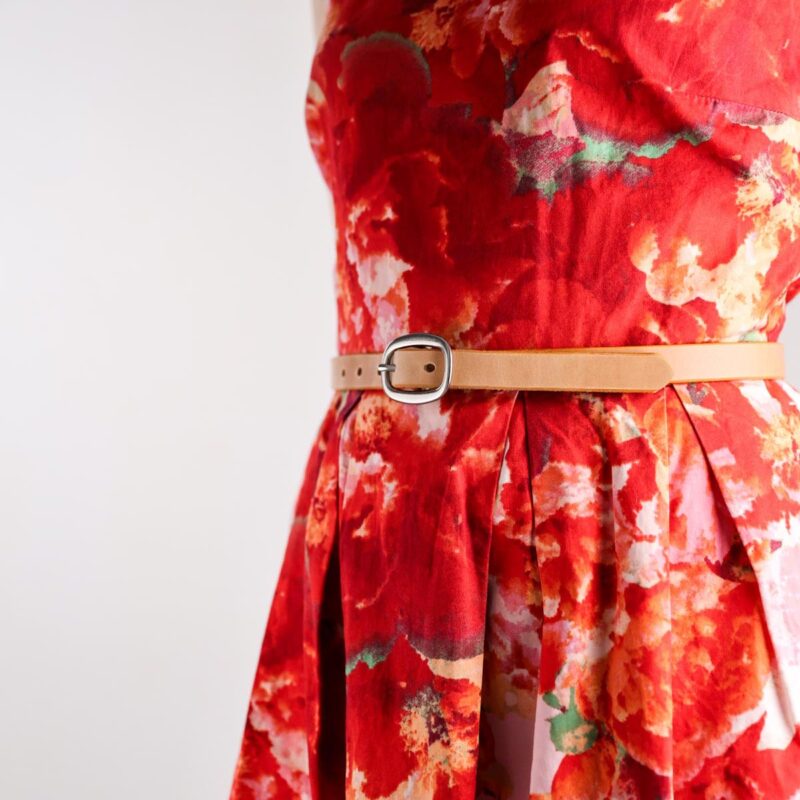 Sara Extra Smalt Läderbälte Natur med Silverspänne dress closeup