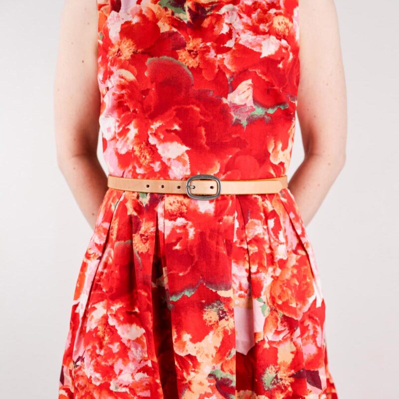 Sara Extra Smalt Läderbälte Natur med Silverspänne dress front