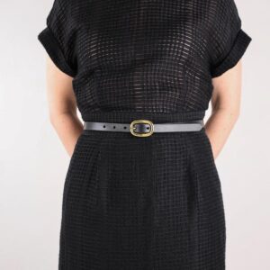 Sara Extra Smalt Läderbälte Svart med Mässingsspänne dress full