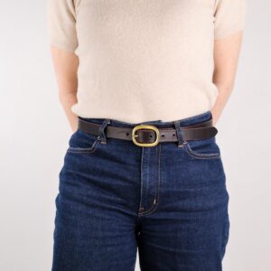 Sara Smalt Läderbälte Mörkbrunt med Mässingsspänne left