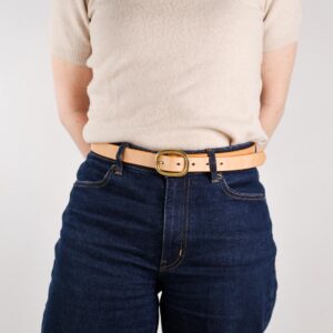 Sara Smalt Läderbälte Natur med Mässingsspänne left