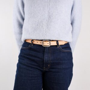 Sara Smalt Läderbälte Natur med Silverspänne left