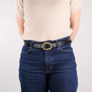 Sara Smalt Läderbälte Svart med Mässingsspänne right