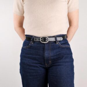 Sara Smalt Läderbälte Svart med Silverspänne right