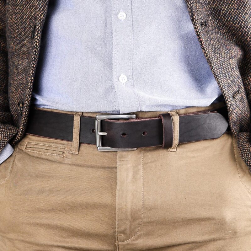 Vidar läderbälte mörkbrun jacka närbild fram