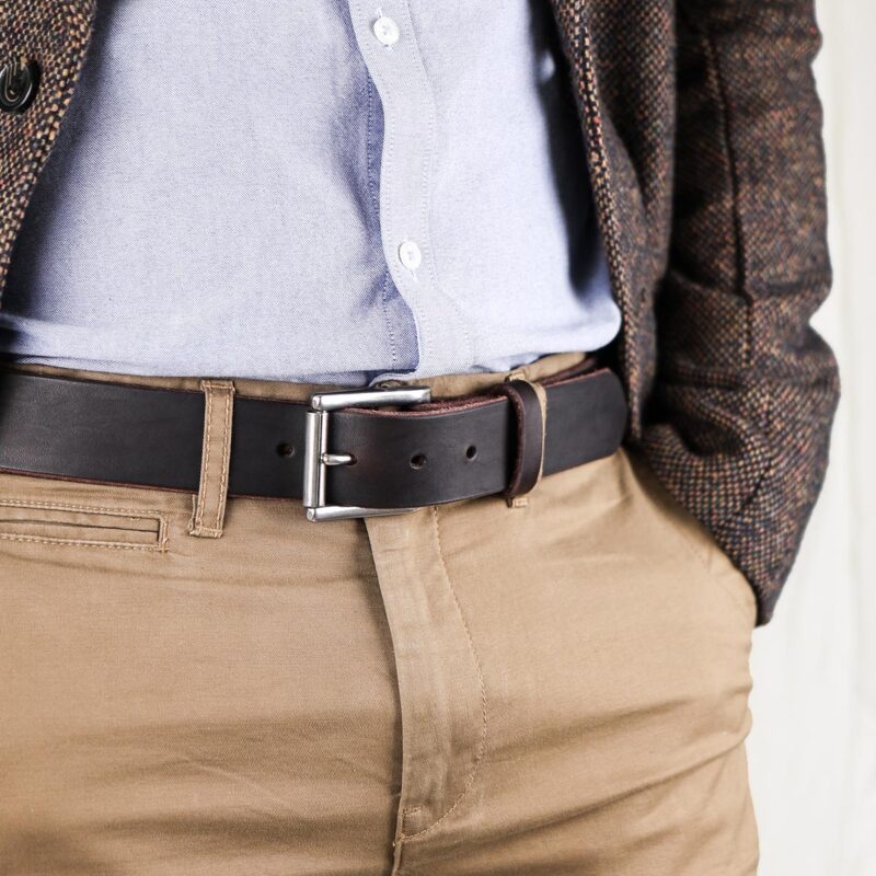 Vidar läderbälte mörkbrun jacka närbild höger