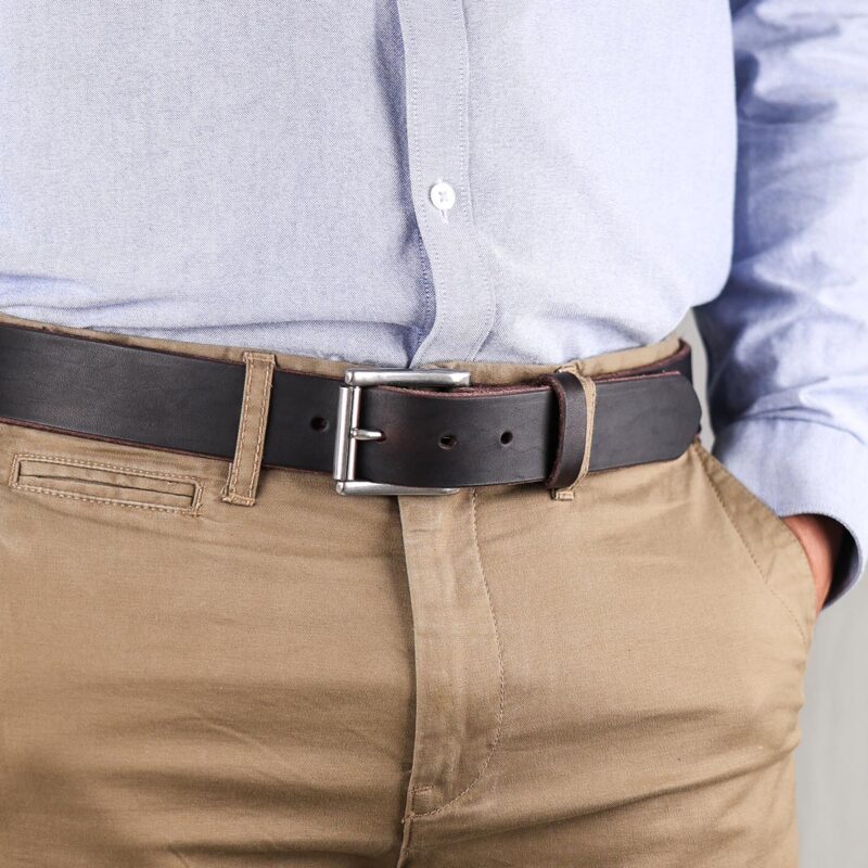 Vidar läderbälte mörkbrun närbild höger