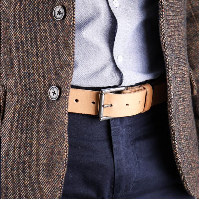 Vidar läderbälte natur närbild jacka höger