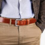 vidar läderbälte brun jacka närbild höger