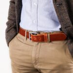 vidar läderbälte brun jacka närbild vänster